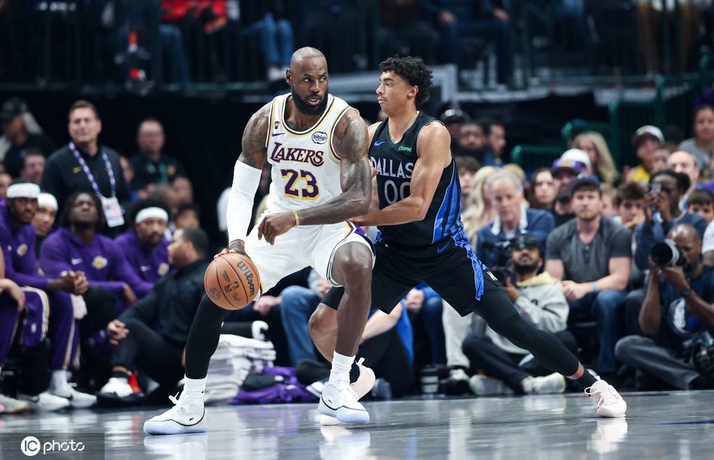 弗拉格45分詹姆斯空砍30分 独行侠险胜湖人